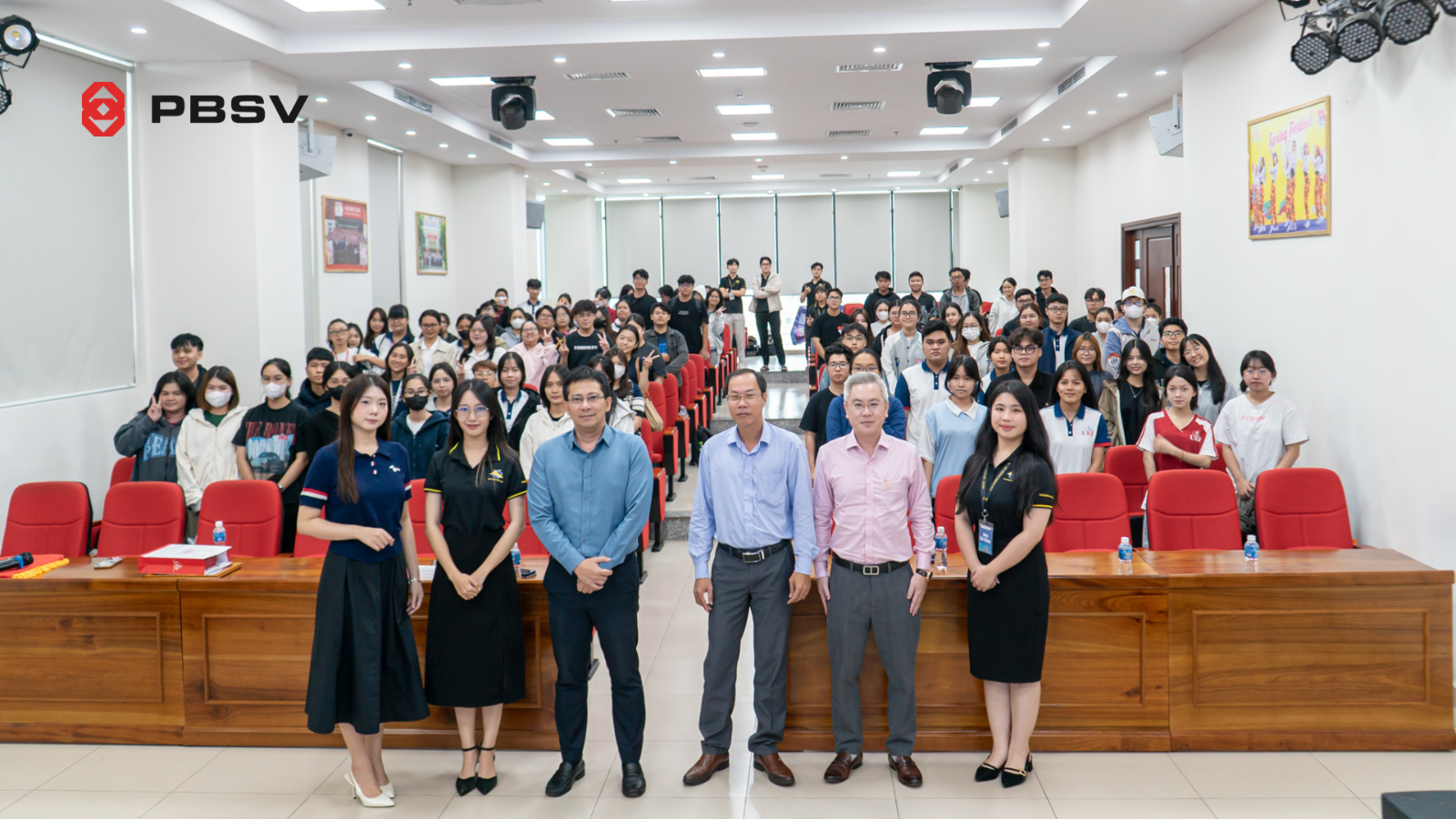 PBSV đồng hành cùng Câu lạc bộ Chứng khoán UEF lan tỏa kiến thức tài chính tới sinh viên